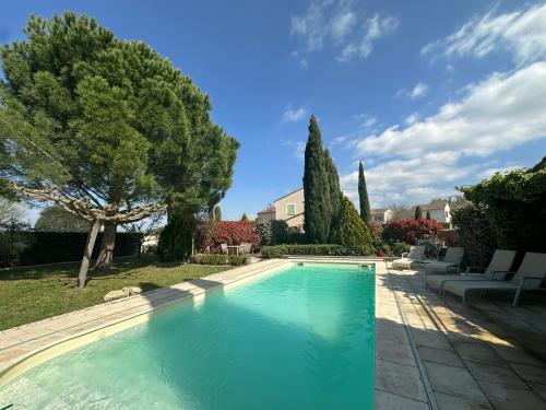- une grande piscine dans une cour arborée dans l'établissement Villa Nicole avec piscine & jardin privés, parking dans le cœur du Luberon, proche Gordes, Roussillon, Goult, Bonnieux, à Oppède