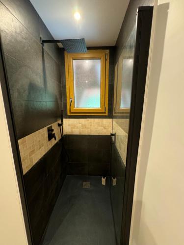 La salle de bains est pourvue d'une douche à l'italienne à côté d'une fenêtre. dans l'établissement chambres d'hôtes l'orée de clénord, à Mont-près-Chambord