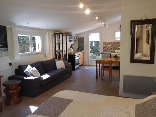 un salon avec un canapé et une table dans l'établissement Beautiful studio surrounded by nature, à Lanet