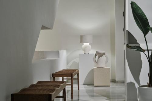 a living room with two chairs and two vases at Hotel Helios Costa Tropical in Almuñécar