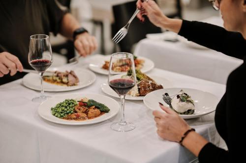 a table with plates of food and glasses of wine at Hotel Helios Costa Tropical in Almuñécar
