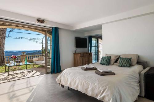 Ένα ή περισσότερα κρεβάτια σε δωμάτιο στο Appartement de Charme avec jacuzzi et sauna – Une Expérience Authentique et Intemporelle
