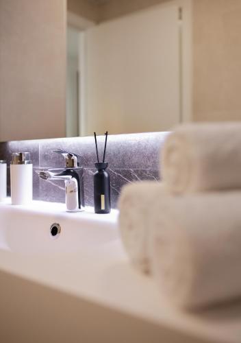 a bathroom sink with a toothbrush and a mirror at Sunset Cliffs Wellness & Spa by Leo Apartments Benidorm in Benidorm
