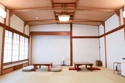 a room with two benches in a room with windows at 湯治宿かふね in Yugawara