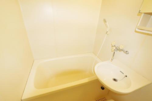 un bagno con lavandino, WC e vasca di F-Mansion209 a Tokyo