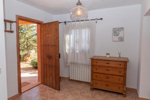 une pièce avec une porte en bois et une commode dans l'établissement Finca del Corazòn, à Campos