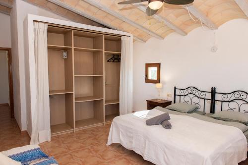 - une chambre avec deux lits et un plafond dans l'établissement Finca del Corazòn, à Campos