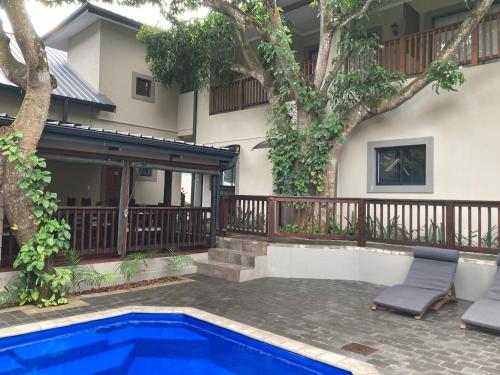 een huis met een zwembad voor een huis bij Turaco Guest House in St Lucia