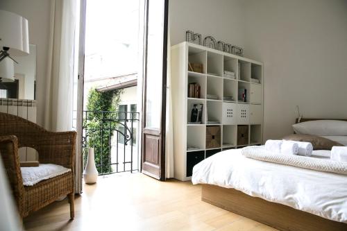 1 dormitorio con cama y estante para libros en Lovely Sempione Apartment, en Milán