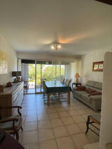 un salon avec un canapé et une table dans l'établissement SP460-009 Maison 4 pièces SAINT PIERRE LA MER, à Saint Pierre La Mer