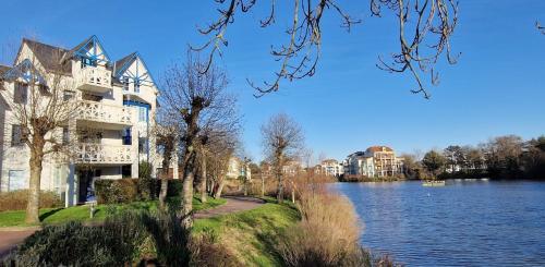 un grand bâtiment à côté d'un lac avec des maisons dans l'établissement 