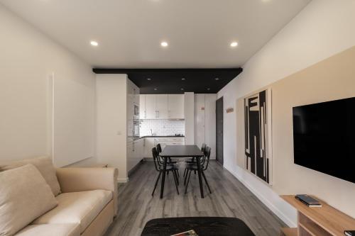 カスカイスにあるBreeze Apartment by Olala Homesのソファとテーブルのあるリビングルーム