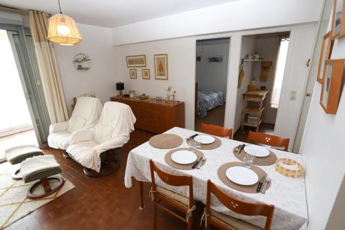 un salon avec une table et un canapé dans l'établissement St Cyprien Appartement a 2 pas du port et de la plage, à Saint-Cyprien