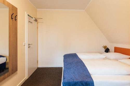 Un ou plusieurs lits dans un hébergement de l'établissement MYKY Hotel Pinneberg - Free Parking