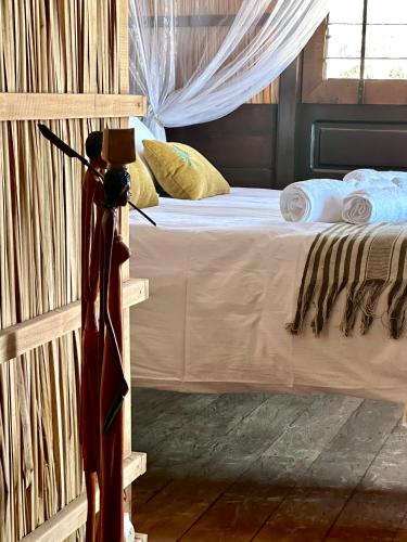 a bedroom with a bed with at ENTREMER in Belo