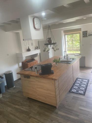 - une cuisine avec un grand îlot en bois dans l'établissement Charmante maison de vacances, à Haulmé