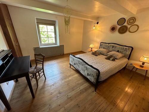 - une chambre avec un lit, un bureau et un piano dans l'établissement Charmante maison de vacances, à Haulmé