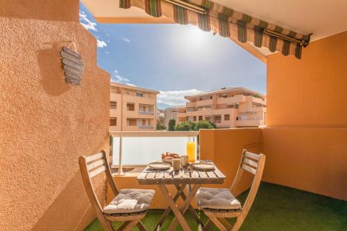 un patio avec une table et des chaises sur un balcon dans l'établissement La Suite Régina - Downtown, terrace, parking, à Sainte-Maxime