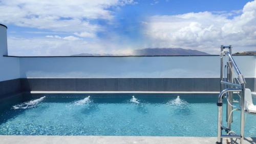 een zwembad met uitzicht op het water bij TARIFA MOON The best place to be in Tarifa