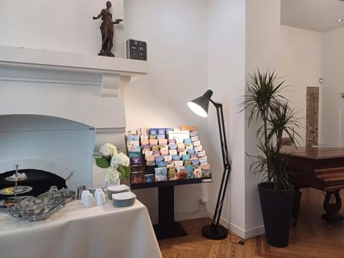 Cette chambre dispose d'une table, d'une cheminée et d'un piano. dans l'établissement Little Palace, à Nice