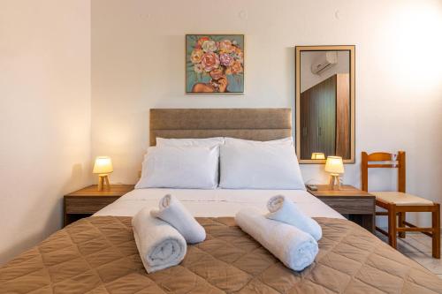 アギア・ペラギアにあるAriella, Cozy Apartment Near the Beachのタオルが敷かれたベッドのある寝室