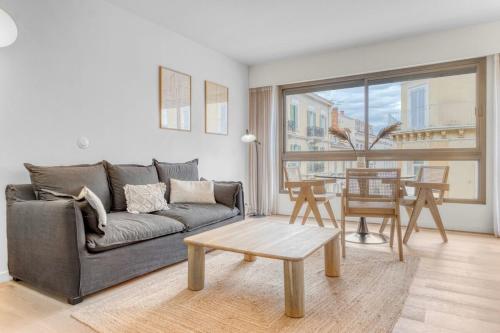 un salon avec un canapé et une table dans l'établissement Gray d'Albion Studio, Hypercenter 2 min from Palace of festival, à Cannes