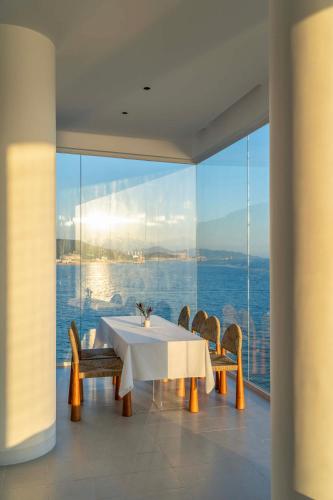 a dining room with a table and chairs and a large window at Shenzhen GuanHu Secret Wild Reef Seaview Hotel in Shenzhen