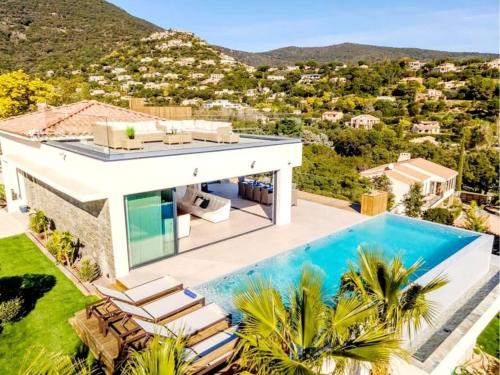 une vue aérienne d'une maison avec piscine dans l'établissement Villa de Luxe Vue Mer Les Oiseaux du Paradis, à Cavalaire-sur-Mer