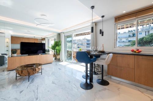 Spacious 1-Br Apartment with Terrace Heart of Cannes