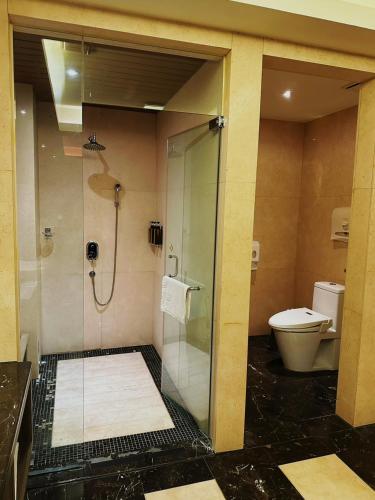 a bathroom with a shower and a toilet at Merry Day Motel Zhonghe Branch in Zhonghe