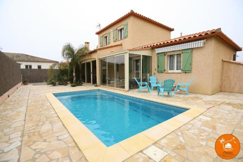 une maison avec une piscine dans une cour dans l'établissement Saint Cyprien jolie villa avec piscine, à Saint-Cyprien