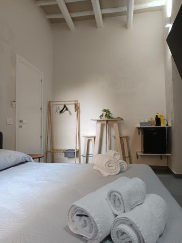 a bedroom with white towels on a bed at Le Suite Angelo&Alice Mini in Marsala