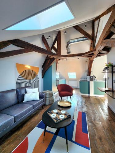 un salon avec un canapé et une table dans l'établissement Les Bulles d'Aÿ - Loft, à Ay