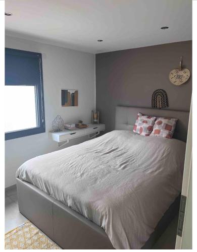 une chambre avec un grand lit et une fenêtre dans l'établissement Maison indépendante à 100 m de la plage, à Six-Fours-les-Plages