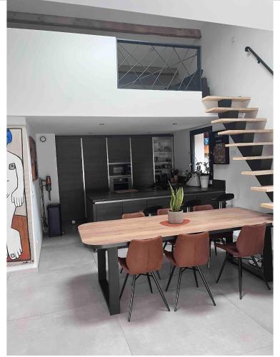 une salle à manger avec une table et des chaises et un escalier dans l'établissement Maison indépendante à 100 m de la plage, à Six-Fours-les-Plages