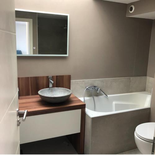 une salle de bain avec un lavabo et une baignoire dans l'établissement Maison indépendante à 100 m de la plage, à Six-Fours-les-Plages