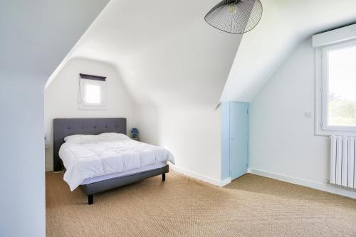 エルキにあるMaison pour 8 avec piscine - 800m de la plageの白い部屋にあるベッドのある寝室