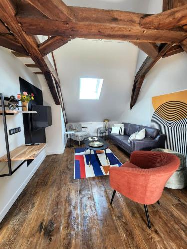 un salon avec un canapé et une table dans l'établissement Les Bulles d'Aÿ - Loft, à Ay