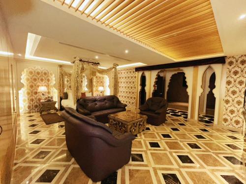 a living room with a couch and a table at Merry Day Motel Zhonghe Branch in Zhonghe