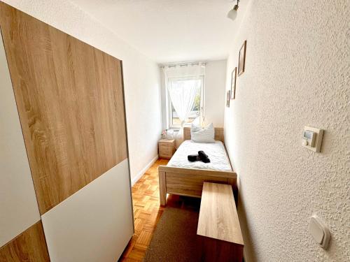 Postel nebo postele na pokoji v ubytování Havel Homes Apartment mit 3 SZ und MagentaTV