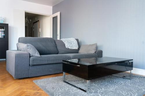 un salon avec un canapé et une table basse dans l'établissement Spacious T4 near town center, à Boulogne-Billancourt