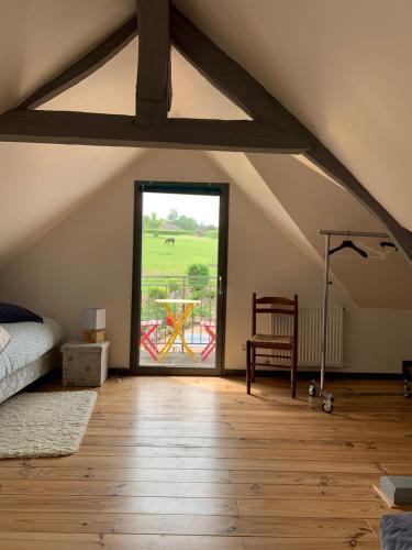 Cette chambre mansardée dispose d'une grande fenêtre. dans l'établissement La Fontaine - Détente - Piscine Jacuzzi - 12p, à La Chartre-sur-le-Loir