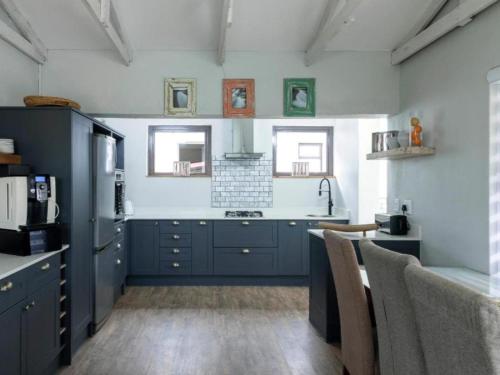 Η κουζίνα ή μικρή κουζίνα στο Atlantic-Square Guesthouse