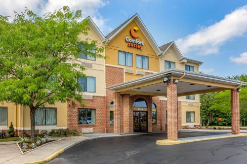a rendering of a inn with a parking lot at Comfort Suites Dover University Area in Dover