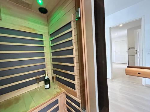 une chambre avec des rayures vertes et brunes sur le mur dans l'établissement Rooftop 6 pers, 2 Sdb avec terrasse, à Reims