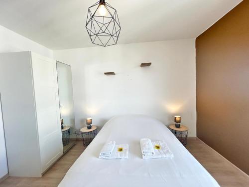 une chambre avec un grand lit blanc avec deux tables dans l'établissement Rooftop 6 pers, 2 Sdb avec terrasse, à Reims