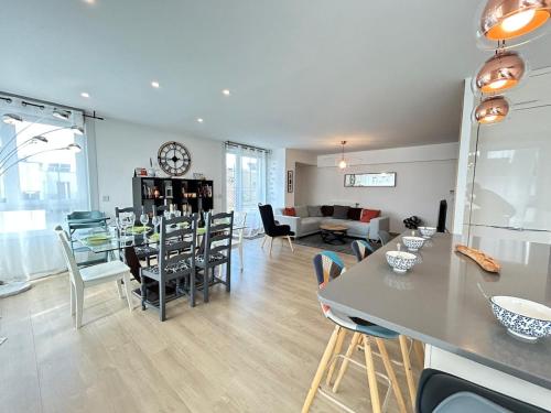 une cuisine et un salon avec une table et des chaises dans l'établissement Rooftop 6 pers, 2 Sdb avec terrasse, à Reims