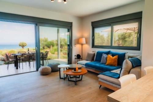 Posezení v ubytování Oceanfront Villa Elaia Private Pool & Panoramic Views