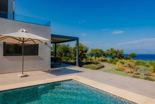 Bazén v ubytování Oceanfront Villa Elaia Private Pool & Panoramic Views nebo v jeho okolí