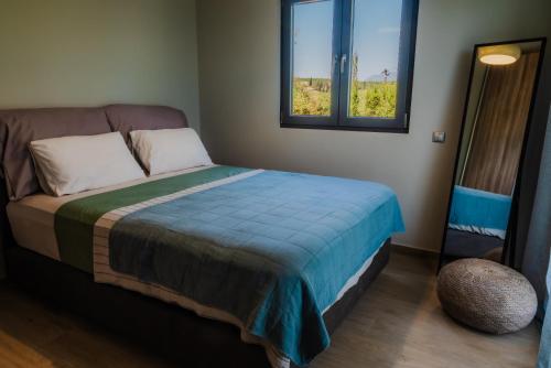 Postel nebo postele na pokoji v ubytování Oceanfront Villa Elaia Private Pool & Panoramic Views
